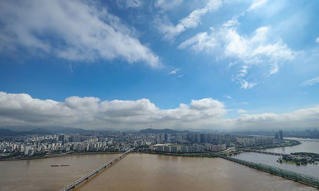 10일 오전 서울 영등포구 63스퀘어에서 바라본 서울 하늘이 맑게 개고 있다. 전날 내린 비로 한강은 흙탕물로 변해 있다.&nbsp; &nbsp; 연합뉴스