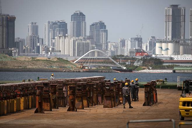부산 영도구 봉래동의 한 조선소에서 선박 조립 과정에 사용될 말뚝 배치 작업이 진행되고 있다 . ⓒ시사IN 이명익