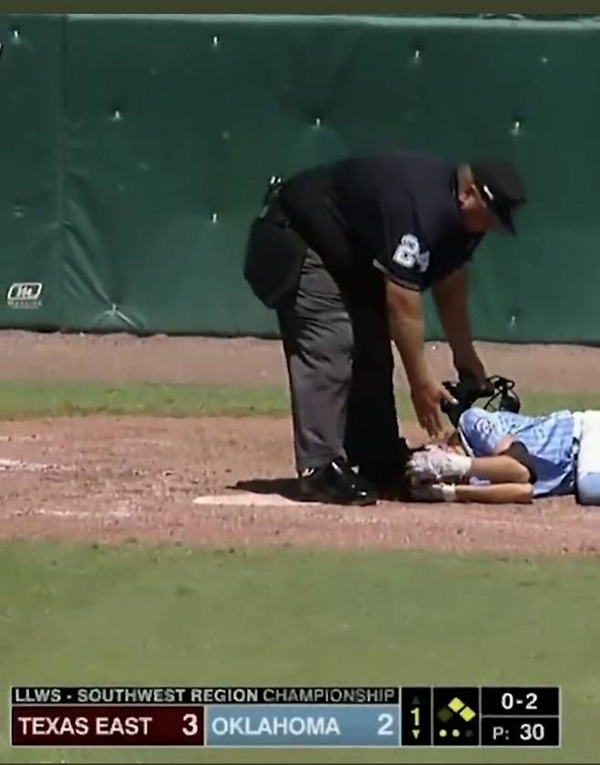 ▲ 아이제아 자비스(오른쪽)가 10일(한국시간) 열린 리틀리그 월드시리즈 경기 도중 머리를 맞고 고통스러워하고 있다. ⓒESPN 중계화면 갈무리