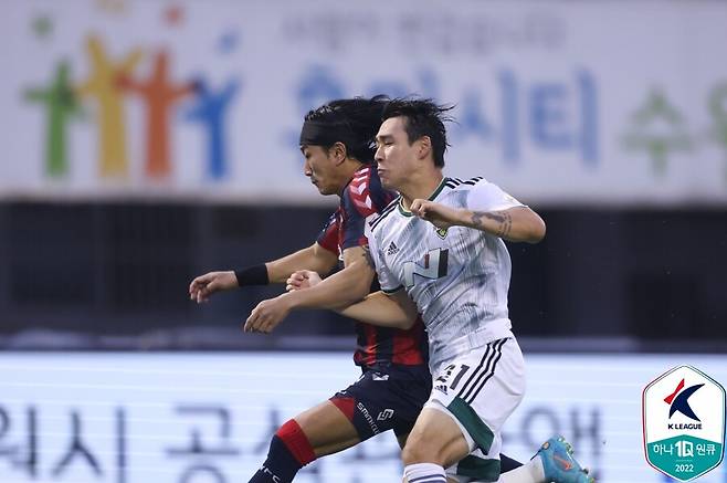 ▲ 수원FC 박민규와 전북 현대 송민규가 볼 경합 중이다. ⓒ한국프로축구연맹