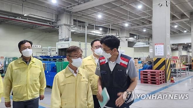 지난 4일 물류센터 현장 점검하는 이정식 장관 [연합뉴스 자료 사진]