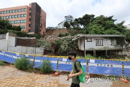 산사태로 출입 통제된 학교      (서울=연합뉴스) 서대연 기자 = 10일 오후 폭우로 토사가 무너져 내린 서울 동작구 경문고등학교 측면에 출입 통제 바리케이드가 세워져 있다.
    동작구는 중부지방에 큰 비가 내린 지난 이틀 간 서울시 자치구 중 가장 많은 524.5mm에 달하는 누적 강우량을 기록했다. 2022.8.10
    dwise@yna.co.kr