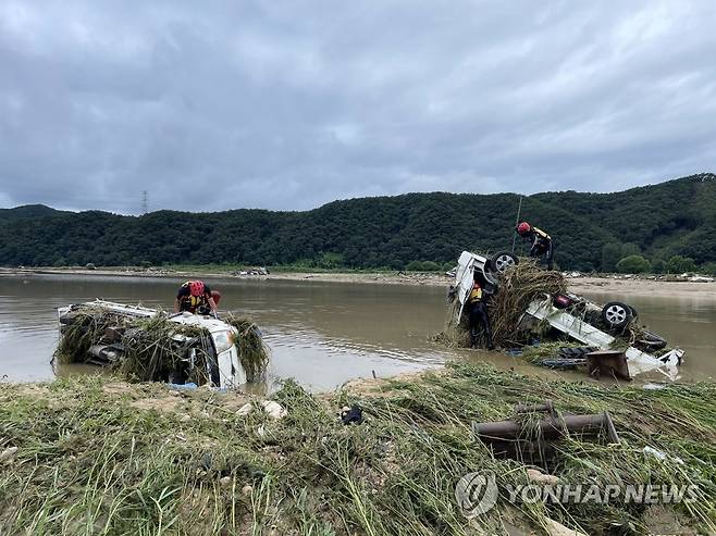 집중호우 속 원주서 실종된 노부부 수색 (원주=연합뉴스) 중부지방에 집중호우가 내린 지난 9일 강원 원주시 부론면 노림리에서 노부부가 실종돼 10일 소방대원들이 섬강 일대를 수색하고 있다. 2022.8.10 [강원도소방본부 특수대응단 제공. 재판매 및 DB 금지] conanys@yna.co.kr