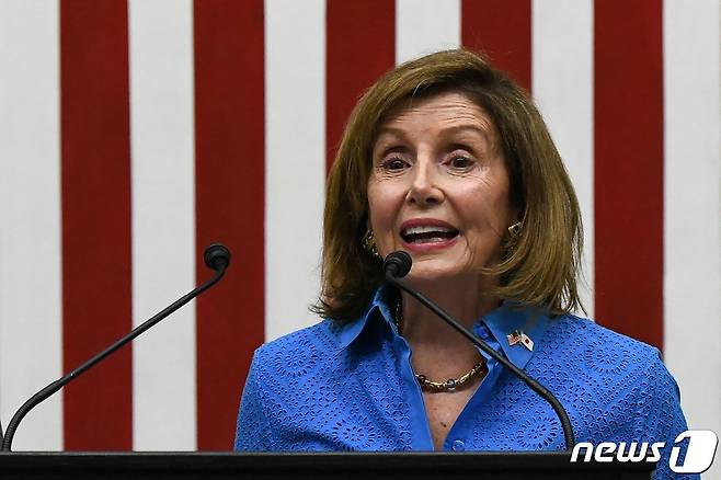5일(현지시간) 낸시 펠로시 미국 하원의장이 일본 도쿄에 있는 주일 미국대사관에서 기자회견에 참석하고 있다. ⓒ AFP=뉴스1 ⓒ News1 박기현 기자
