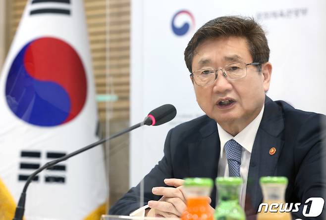 박보균 문화체육관광부 장관이 10일 서울 용산구 문체부 저작권보호과 서울사무소 회의실에서 열린 제4기 지역문화협력위원회 제1차 회의에서 새 정부의 지역문화정책 방향에 대해 논의하고 있다. (문화체육관광부 제공) 2022.8.10/뉴스1