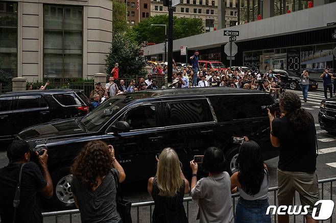 도널드 트럼프 전 미국 대통령의 차량이 10일 (현지시간) 가족 기업의 자산가치 조작 의혹과 관련해 조사를 받고 뉴욕 검찰총장의 사무실을 떠나고 있다. ⓒ AFP=뉴스1 ⓒ News1 우동명 기자