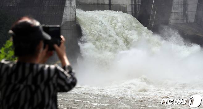 지난 2020년 9월 4일 오전 강원도 춘천시 소양강댐 여수로가 개방돼 초당 700톤의 수량이 방류됐다. ⓒ News1 김명섭 기자