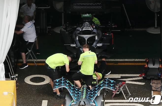 11일 오후 서울 송파구 잠실종합운동장 일원에서 오는 주말에 열리는 '2022 하나은행 서울 E-Prix(E-프리)'를 앞두고 참가팀의 미캐닉들이 머신을 정비하고 있다. 이번 서울 E-프리에서는 전기차 22대가 참가해 잠실주경기장 내부와 인근 도로까지 22개의 턴을 포함한 2620m의 코스를 주행하게 된다. 2022.8.11/뉴스1 ⓒ News1 구윤성 기자