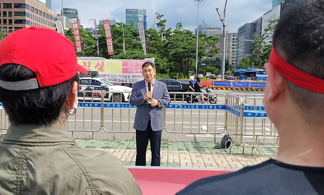 최승재 의원이 11일 오후 전자담배 소상공인들이 국회 앞에서 생존권 보장을 위한 기자회견 현장에 방문해 발언을 하고 있다. ⓒ 뉴스1 이주현 기자