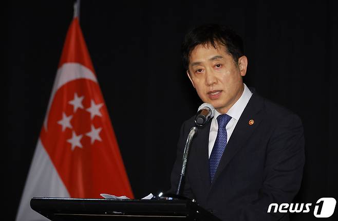 김주현 금융위원장이 11일 서울 용산구 소재 그랜드하얏트 호텔에서 개최된 '싱가포르 국경절 행사'에 참석해 축사를 하고 있다.(금융위원회 제공)/ⓒ 뉴스1