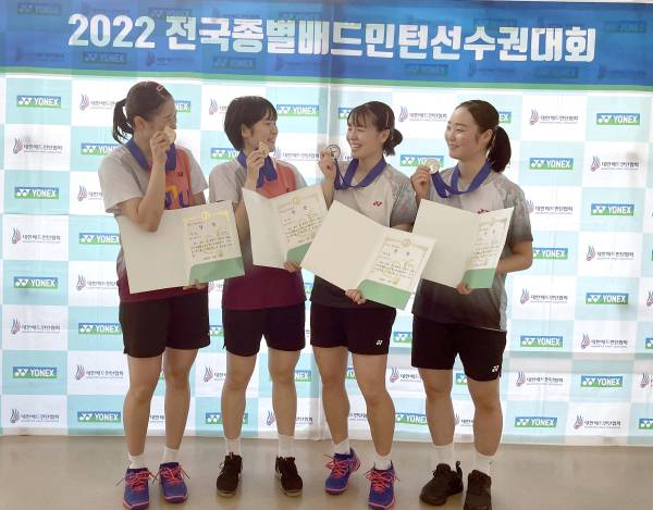 인천대 배드민턴팀이 우승 후 기념촬영을 하고 있다. 사진｜김수진 감독 제공