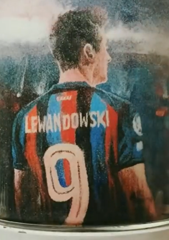 샌드 아트로 'No.9 레반도프스키'를 알리는 바르사의 샌드 아트. 사진｜FC 바르셀로나