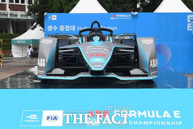 경기에 사용되는 레이싱카가 전시되고 있다.