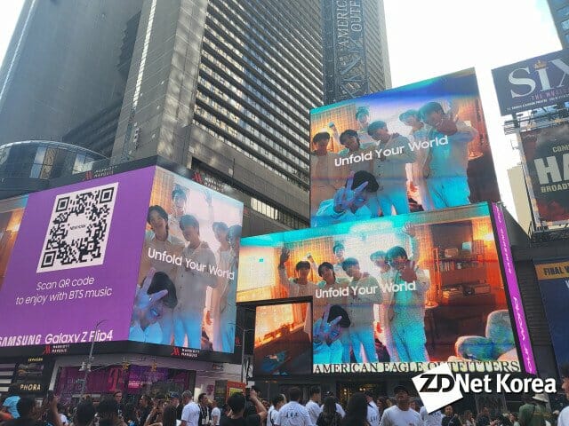 10일(현지시간) 뉴욕 타임스스퀘어에서는 총 15개의 스크린을 통해 약 1시간 동안 '갤럭시Z플립4 X BTS' 콜라보레이션 영상이 상영됐다.(사진=지디넷코리아 뉴욕)