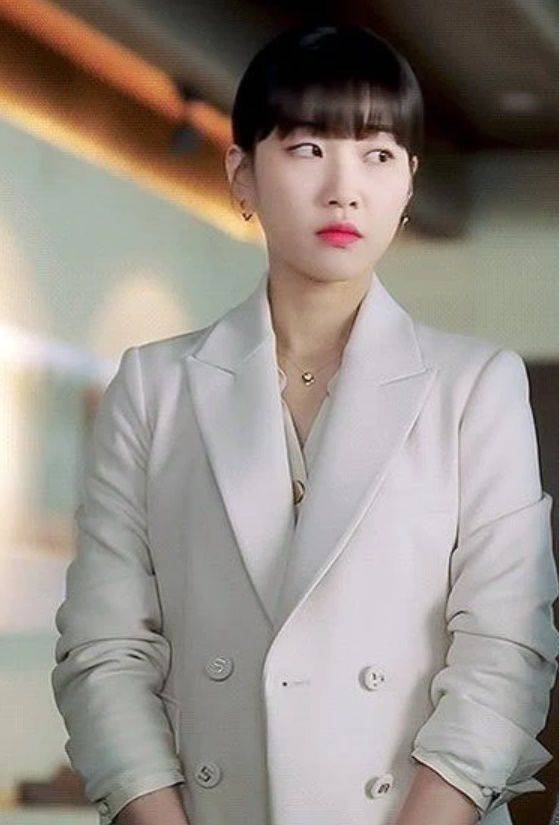 드라마 '이상한 변호사 우영우'의 최수연 변호사 역을 맡은 하윤경은 앞머리를 일자로 자른 풀뱅 스타일에 질끈 묶은 머리로 똑 부러지는 느낌을 연출했다. 후반부에선 이마를 드러내고 살짝 웨이브를 넣어 부드러운 감성을 더했다. /ENA채널