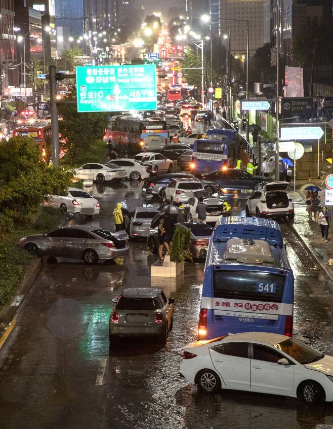 서울과 경기북부 등 수도권에 기록적인 폭우가 내린 8일 밤 서울 강남역 일대 도로가 침수되어 시민들이 대피한후 차들이 도로에 그대로 놓여있다 /박상훈 기자