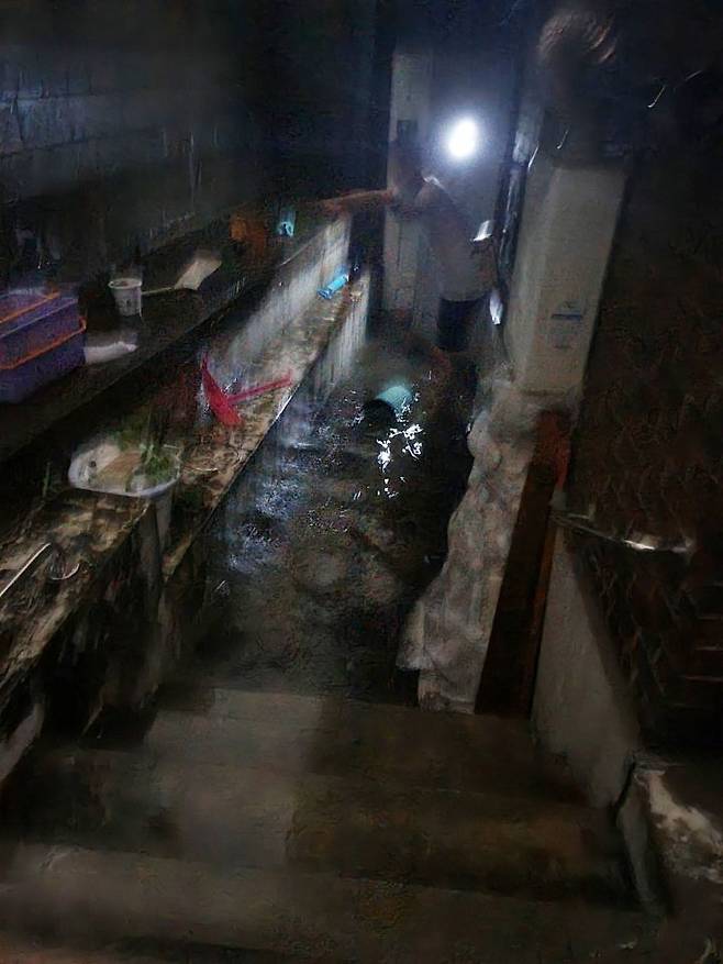 수도권에 폭우가 쏟아진 지난 9일 밤 서울 동작구 이재민 김영기씨가 반지하 집에 들어찬 물을 퍼내고 있다. /김영기씨 제공