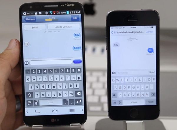 안드로이드 스마트폰(왼쪽)과 아이폰(오른쪽)이 아이메시지를 사용해 메시지를 주고받는 모습 /아이메시지온안드로이드 홈페이지 캡처