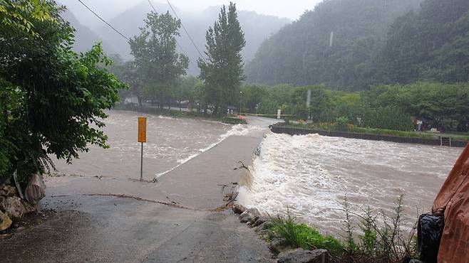8일부터 시작된 집중 호우로 인해 강원 영월의 한 야영장 출입 교량이 물에 잠겨 있다. /영월군 제공