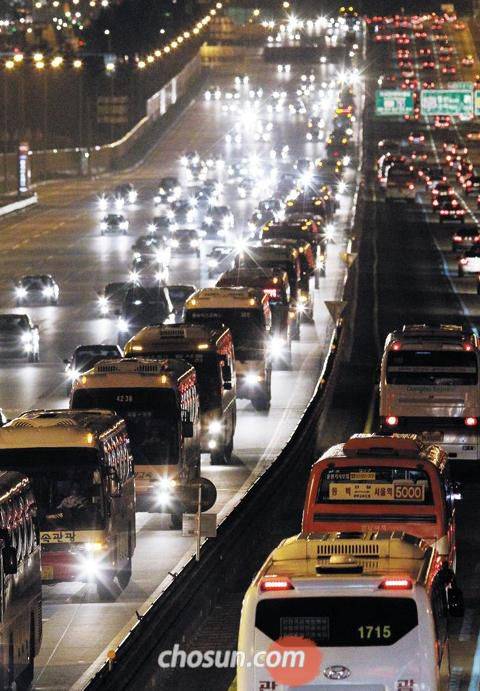 지난해 추석 때 경부고속도로 서울 궁내동 톨게이트 인근의 차량들. /조선DB