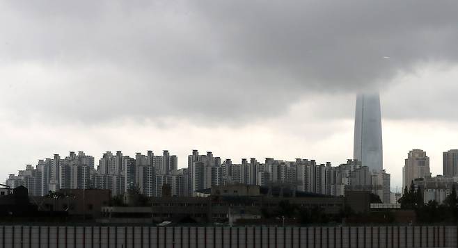 11일 오전 서울 송파구 일대 하늘에 비구름이 낮게 깔려 있다. /뉴스1