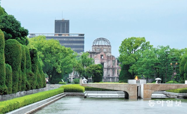 1945년 8월 6일 원자폭탄이 투하된 일본 히로시마의 폭심지 인근에 조성된 히로시마 평화기념공원. 공원 뒤에 원폭을 맞아 앙상하게 잔해가 남은 ‘원폭 돔’이 보인다. 히로시마=이상훈 특파원 sanghun@donga.com