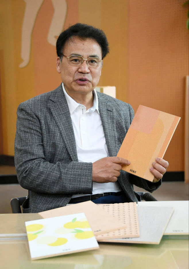박진수 큐시스 대표가 황토를 활용해 만든 테라보드를 소개하고 있다.