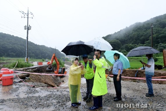 심상금 연천군의회 의장(왼쪽) 폭우 피해현장 점검. 사진제공=연천군의회