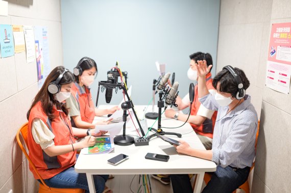 한국타이어앤테크놀로지 임직원들이 독서에 어려움을 겪는 아동들을 위한 '목소리 기부' 봉사활동을 하고 있다. 한국타이어 제공