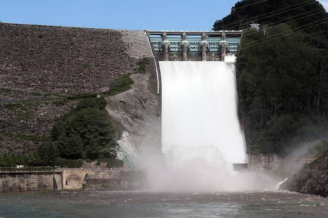 11일 오후 3시부터 강원 춘천시 신북읍 소양강댐이 2년 만에 수문을 열고 물을 방류하고 있다. 연합뉴스