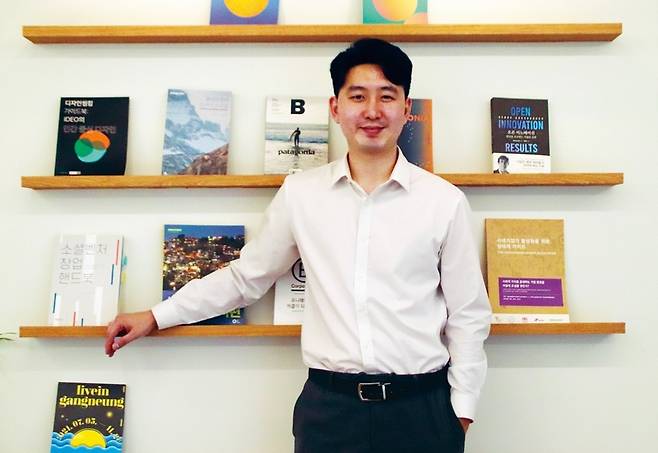 송민표 코액터스 대표가 7월29일 성동구 성수동 사무실에서 인터뷰 뒤 사진 촬영을 위해 포즈를 취하고 있다.