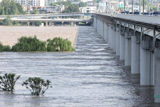 10일 오전 서울 잠수교가 불어난 물에 잠겨 있다. 연합뉴스