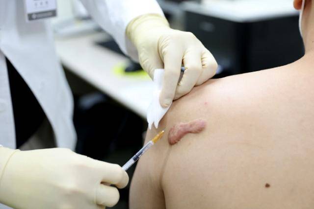 켈로이드의 근본 치료법은 흉터 성형 수술과 저선량 방사선 치료다. 크기가 작거나 경미하다면 흉터 안으로 스테로이드를 직접 주사해 치료하기도 한다. 일산백병원 제공