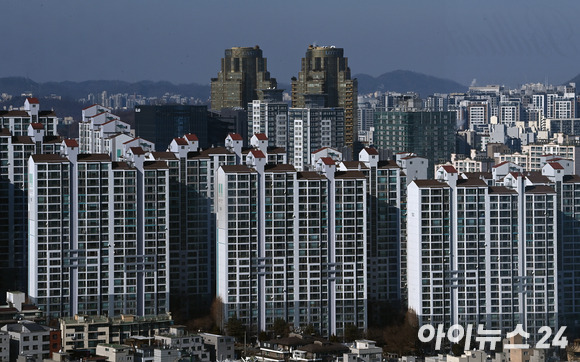 서울 용산 드래곤시티 호텔에서 바라본 아파트 전경. [사진=김성진 기자]