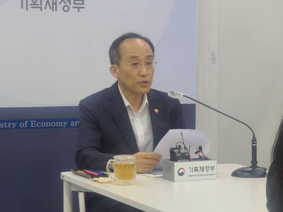 추경호 부총리 겸 기획재정부 장관이 11일 정부세종청사 기자실에서 간담회를 하고 있다. [사진=배태호 기자]