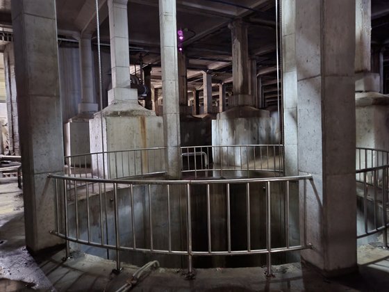 서울 양천구 목동빗물펌프장 인근 지하 공간의 빗물저류시설 유출구. 아래로 40m를 더 내려가면 지름 10m, 길이 4.7km의 터널이 나온다. 빗물터널의 물이 32만t 이상으로 가득 차면 이곳으로 넘치게 된다. 편광현 기자