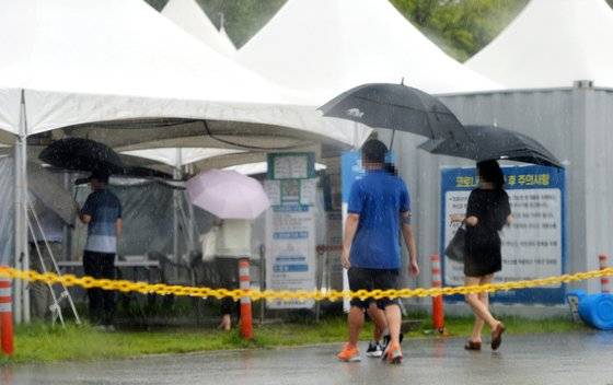 신종 코로나바이러스 감염증(코로나19) 확진자가 폭증한 11일 오후 대전 월드컵경기장 주차장에 마련된 코로나19 선별진료소에는 PCR검사를 받기 위한 시민들의 발길이 이어졌다. 프리랜서 김성태