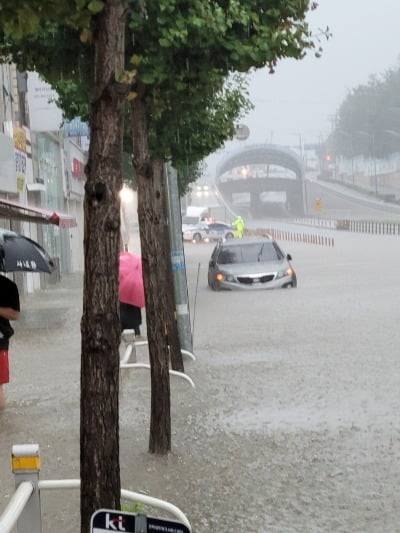 전북 군산의 빗물에 잠긴 도로'. 사진=뉴스1