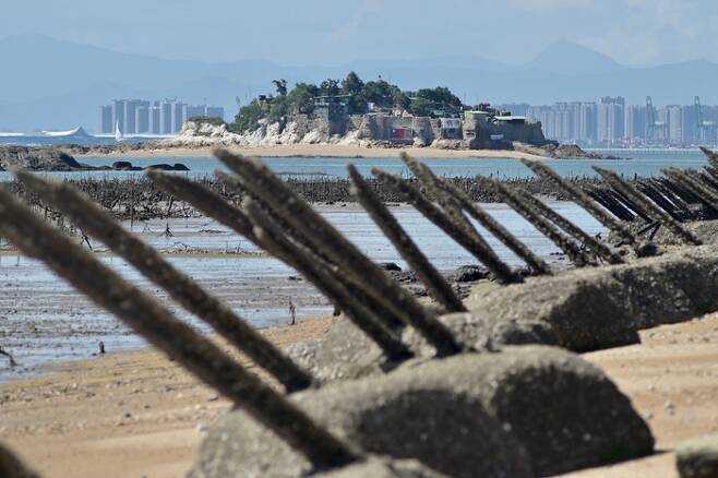 중국과 3.2km  떨어진 대만해협에 있는 대만 진먼다오의 해안에 10일 상륙 방지 시설들이 설치돼 있다. 진먼다오|AFP연합뉴스