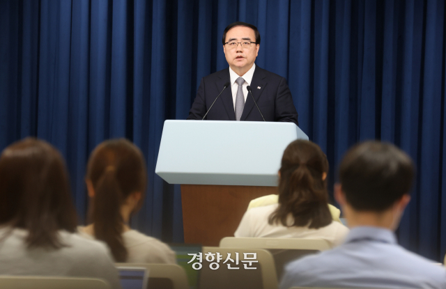 김성한 국가안보실장이 11일 서울 용산 대통령실 청사에서 1현안에 관해 브리핑을 하고 있다. /연합뉴스