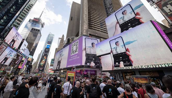 뉴욕 한복판 수놓은 보랏빛 ‘갤플립’ 삼성전자는 10일(현지시간) 미국 뉴욕 타임스스퀘어에서 삼성전자와 방탄소년단(BTS)의 ‘갤럭시Z 플립4 X BTS’ 협업 영상을 처음 공개했다고 밝혔다. 뮤직비디오 형식으로 제작된 해당 영상은 약 10분 분량으로 1시간 동안 반복 상영됐다. 삼성전자 제공