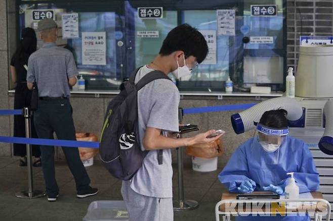 서울 동작구 보건소 선별진료소를 찾은 시민들이 검사를 받기 위해 줄을 서고있다.   사진=임형택 기자
