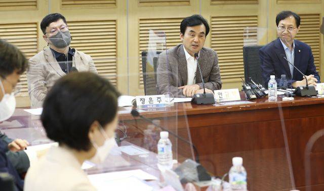 지난달 6일 오후 국회 의원회관에서 열린 더불어민주당 전당대회준비위원회 1차 강령분과 토론회에서 안규백 전준위원장이 발언하고 있다. 국회사진기자단