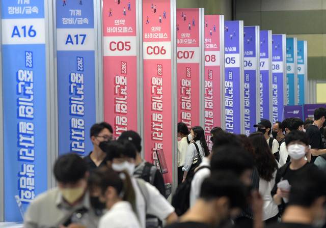 지난 5일 서울 강남구 코엑스에서 열린 2022 중견기업 일자리 박람회가 구직자들로 붐비고 있다. 이한형 기자