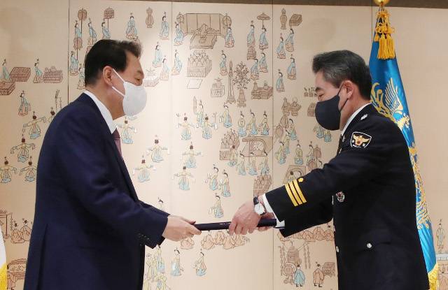 윤석열 대통령이 10일 용산 대통령실 청사에서 윤희근 경찰청장에게 임명장을 수여하고 있다. 대통령실사진기자단