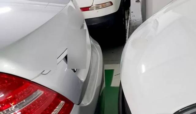 경기 부천시 중동의 한 아파트 지하주차장에 주차된 벤츠차량. 뉴시스