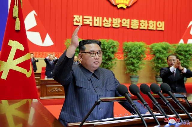 김정은 북한 국무위원장이 전국비상방역총화회의를 주재하고 신종 코로나바이러스 감염증(코로나19) 위기가 완전히 해소됐다고 선언했다. 조선중앙통신은 "전국비상방역총화회의가 진행되었다"며 "김정은 동지께서 최대비상방역전의 승리를 선포하는 역사적인 총화회의에서 중요연설을 하시었다"고 11일 보도했다. 연합뉴스