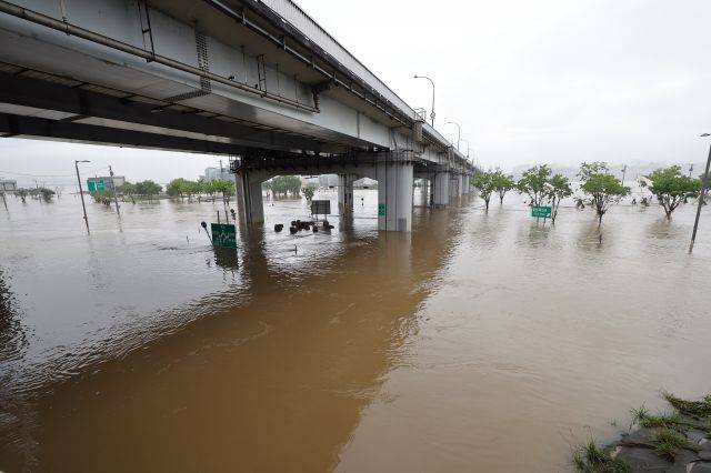 서울 반포대교 잠수교가 11일 오전 한강에 잠겨 있다. 잠수교는 오전 10시30분 현재 교통 통제가 이뤄지고 있다. 연합뉴스