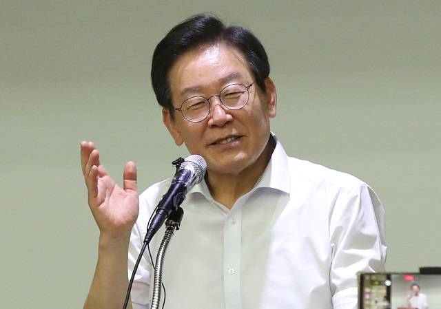 이재명 더불어민주당 당대표 후보가 지난달 30일 강원 강릉시 녹색도시체험센터를 방문해 토크 콘서트를 하고 있다. 연합뉴스