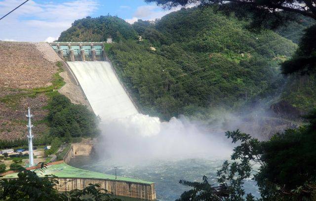 강원도 춘천 소양강댐이 11일 수문을 열고 저수를 방류하고 있다. 연합뉴스
